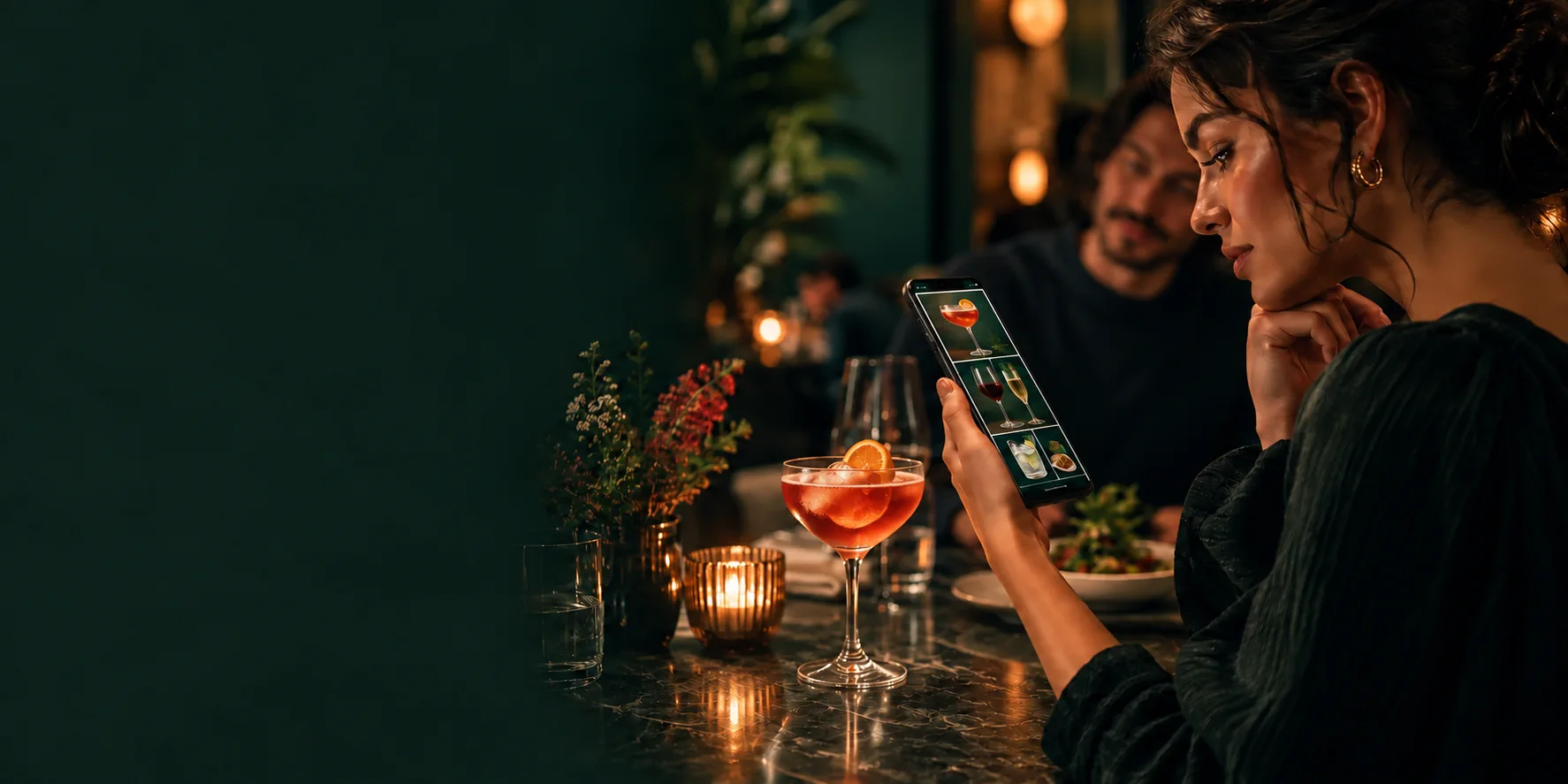 Cliente di un ristorante concentrata sulla selezione di cocktail e bevande nel menu digitale